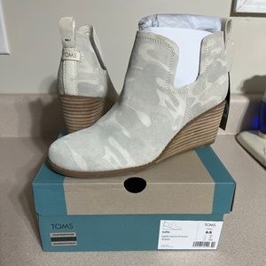 TOMS Kallie Camo Booties